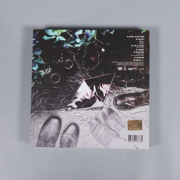 Baksida av k-pop album med foton och låtlista