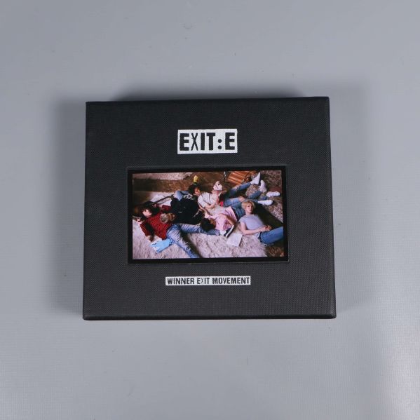 Svart box med Winner EXIT:E albumomslag och gruppbild