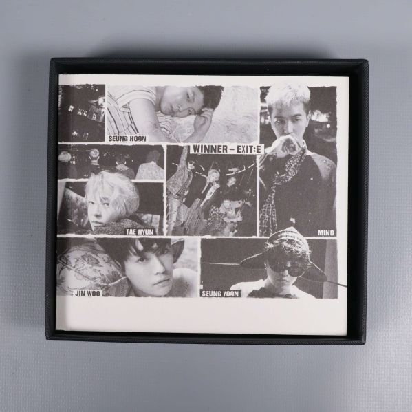 Monokromt collage med Winner-medlemmarna i boxens insida