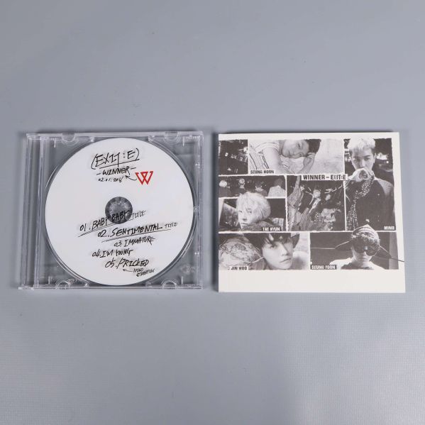 CD och häfte till Winner EXIT:E boxutgåva uppslagna