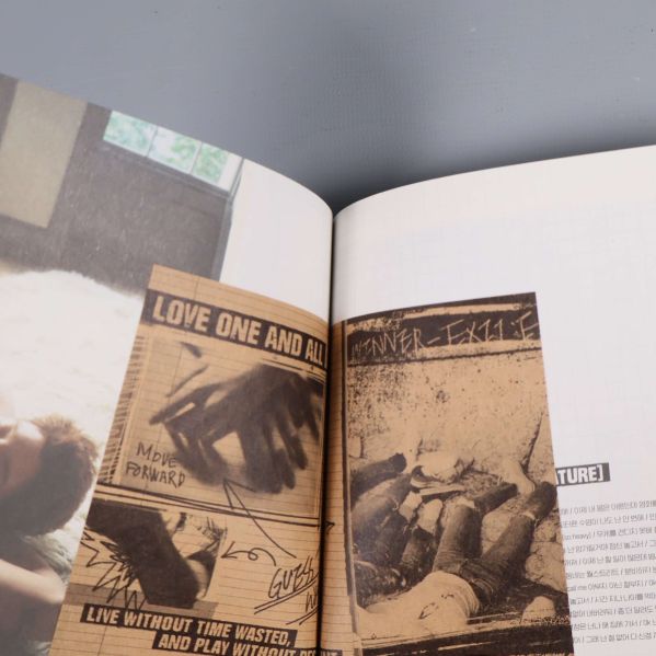 Uppslag i fotobok med collage och autografer