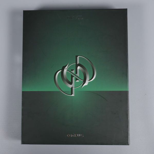 K-pop album med grönt omslag och metallic logga