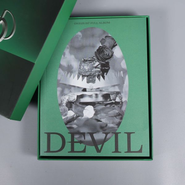 Albumförpackning öppen med fotobok titeln Devil