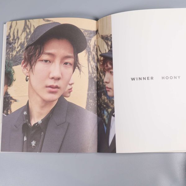 Uppslag med foto av en bandmedlem och text WINNER HOONY