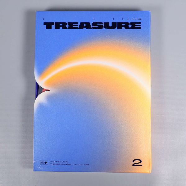 Framsidan av Treasure album med blå och orange omslag