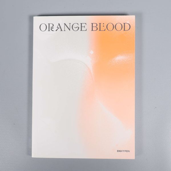 Albumomslag för Orange Blood av Enhypen