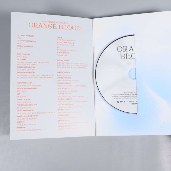 Uppslagen album med cd-skiva och låtlista synlig