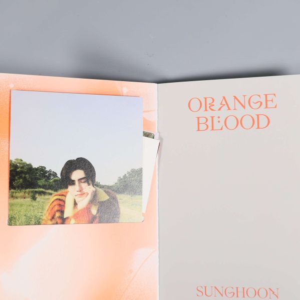 Orange Blood album öppnat med fotokort och bild på medlem