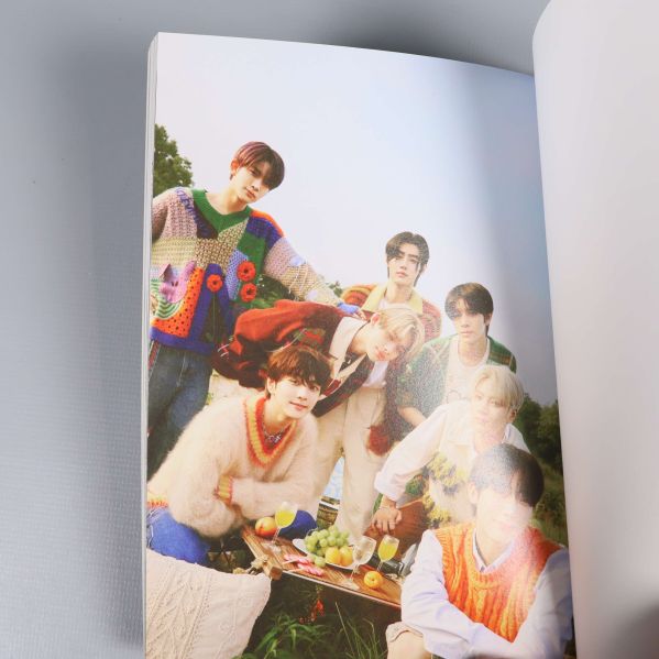 Interiörsida ur albumet med foto av gruppen utomhus