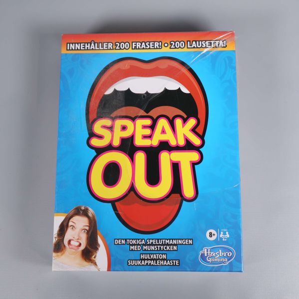Framsida av Speak Out spelbox med stort färgstarkt leende