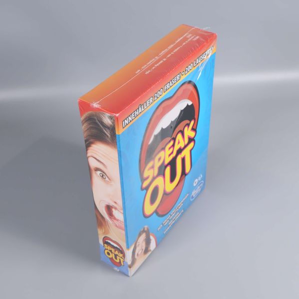 Speak Out spelbox sedd från sned vinkel