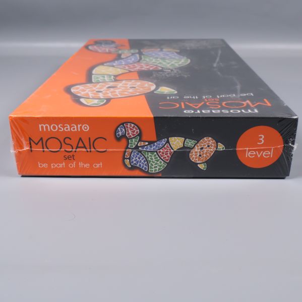 Närbild av mosaiksetets orange hörn och level-indikator