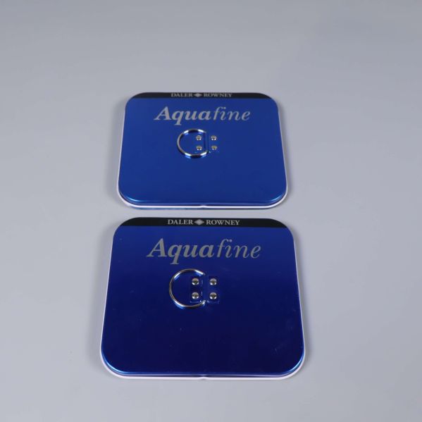 Två blå metallådor märkta Aquafine stängda