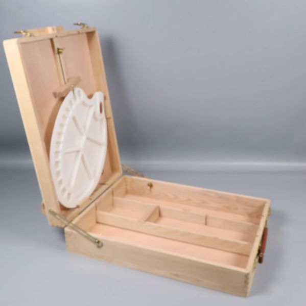 Öppen bordstaffliväska med fack och vit palett
