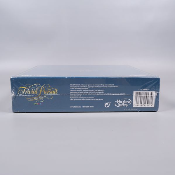 Trivial Pursuit Classic Edition liggande, visar sidoinformation