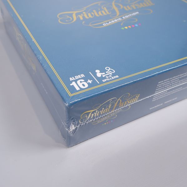 Närbild av hörnet på Trivial Pursuit Classic med åldersrekommendation och spelare