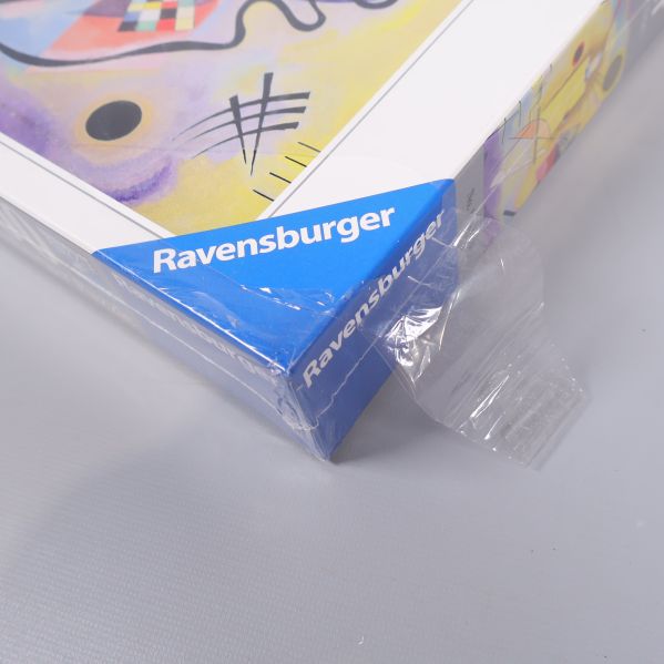 Närbild på Ravensburger logotyp och plastförsegling i hörnet