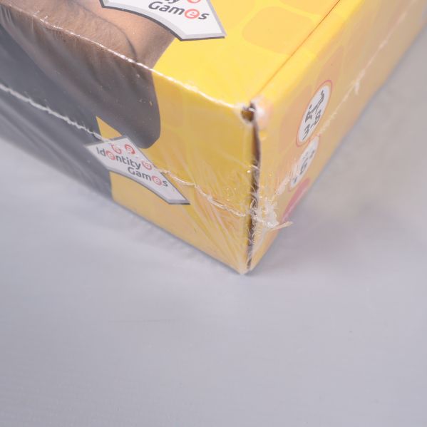 Närbild på hörnet av boxen med skyddsplast och logga