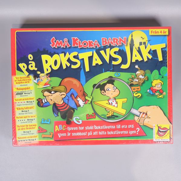 Framsidan av Bokstavsjakt spel med tecknade barn och bokstäver