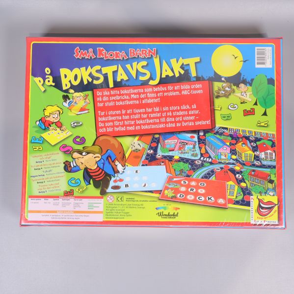 Baksidan av Bokstavsjakt spel med exempel på spelinnehåll och regler