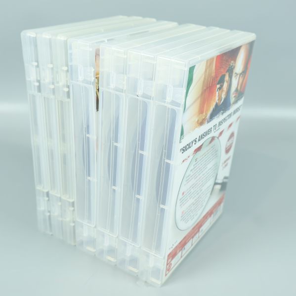 Baksidan av sju DVD-fodral uppställda vertikalt