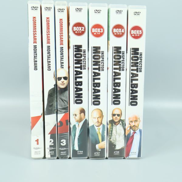 Ryggar av Kommissarie Montalbano DVD-fodral uppställda bredvid varandra