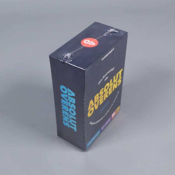 Vinklad bild av Absolut Överens pocket visar loggan och boxens form