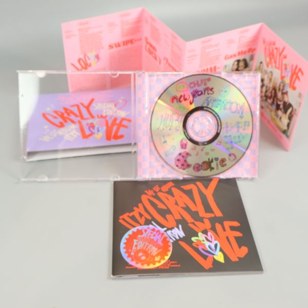 ITZY Crazy In Love CD med fodral, booklet och insida