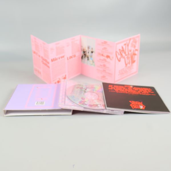 CD-album Crazy In Love från ITZY i öppet format med booklet