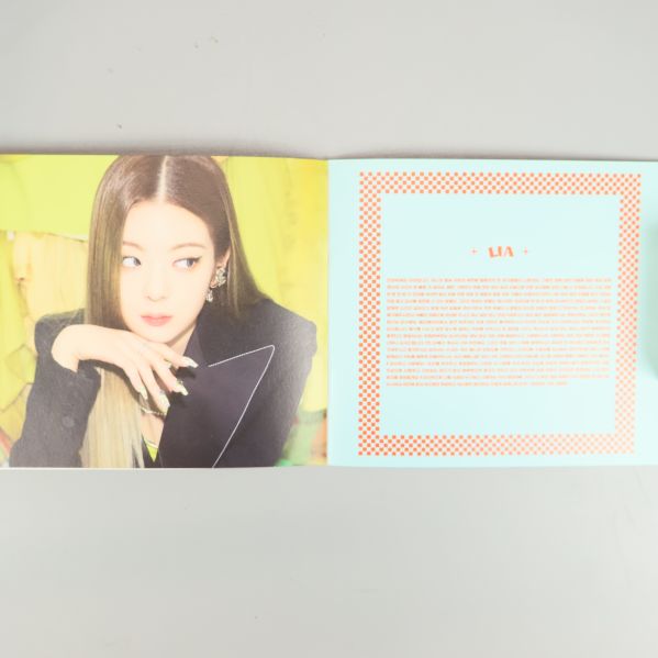 Booklet-uppslag med fotoporträtt ur ITZY Crazy In Love