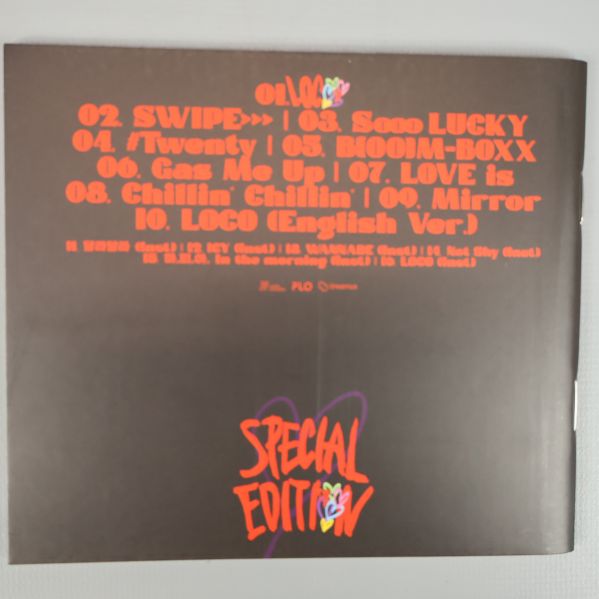 Baksida av booklet till ITZY Crazy In Love med spårlista och special edition-tryck