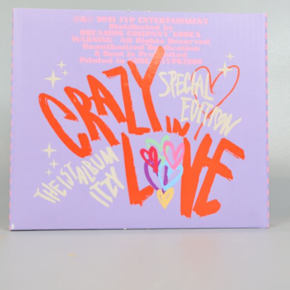 Framsida av box till ITZY Crazy In Love med stark grafisk design