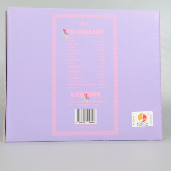 Baksidan av CD-boxen till ITZY Crazy In Love med komplett spårlista