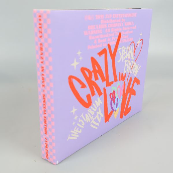 Sidan på CD-boxen ITZY Crazy In Love med tryckt titel och grafik