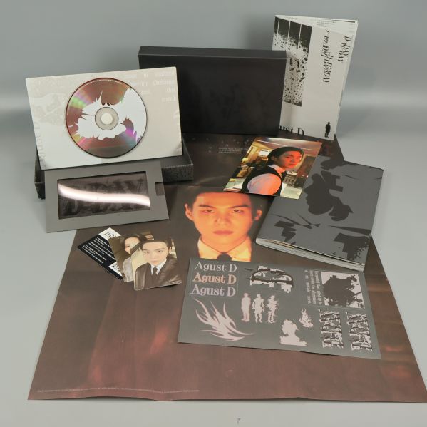 Hela albuminnehållet med cd, fotobok, kort och posters utlagda