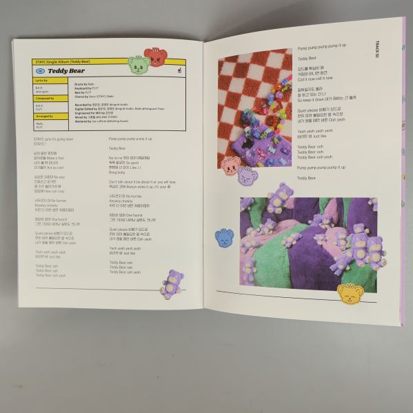 Fotobok uppslagen med texter och detaljbilder