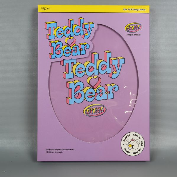 Framsidan av albumförpackning i lila med Teddy Bear-tryck