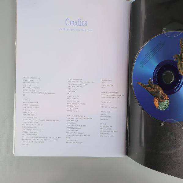 Närbild på kreditsida och CD-skiva i hållare