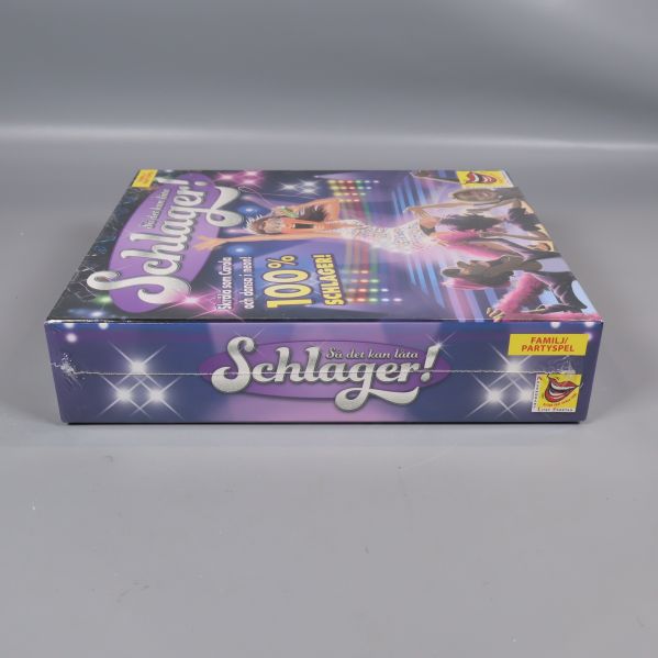 Schlager spelkartong sedd från sidan med logotyp