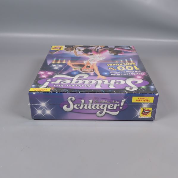 Schlager spelkartong sedd från kortsidan med logotyp och etikett
