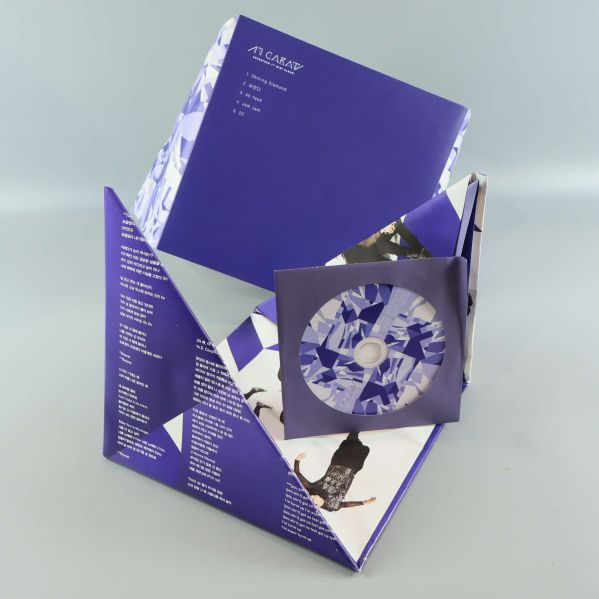 Uppfälld förpackning med CD och booklet synliga