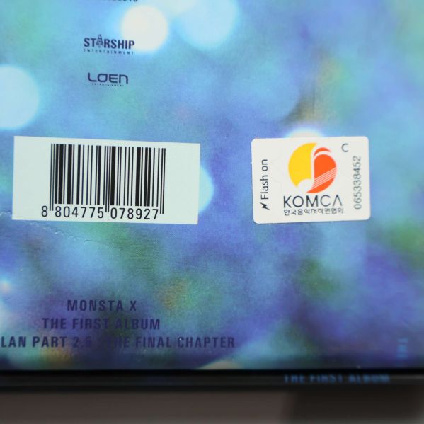 Närbild på baksida med KOMCA-sticker och streckkod