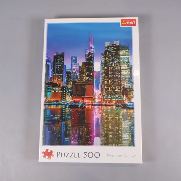 Framsidan av pussellåda med Manhattan skyline i nattljus