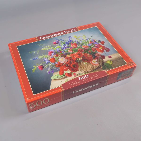 Pusselask i sned vinkel som visar blommotiv och röd design
