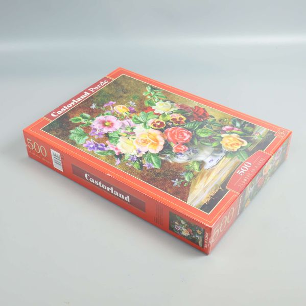 Pusselbox med blommor i vas sedd från sidan