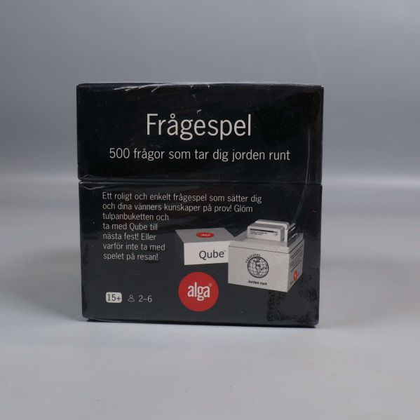 Baksidan på frågespelet Qube Jorden runt med produktinformation