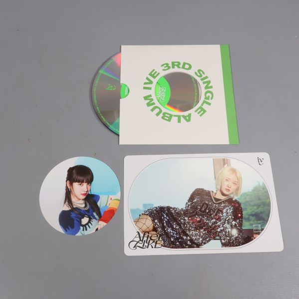 CD-skiva och fotokort ingår i k-pop album