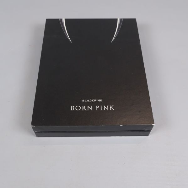 Framsida på boxen till Born Pink album