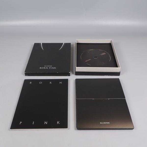 Albumets innehåll med CD, booklet och box uppställda