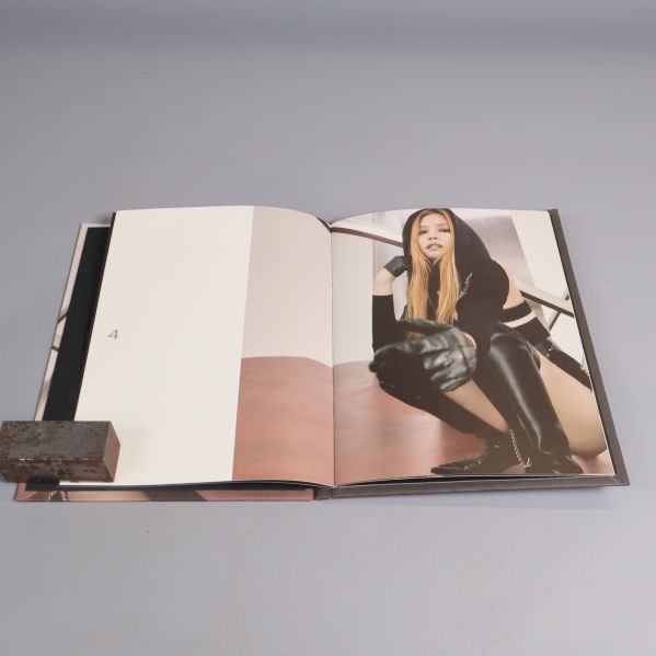 Fotobok från album uppslagen med artistporträtt
